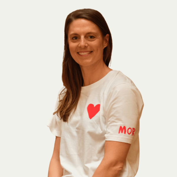 Hvid t-shirt med rødt hjerte og "Mor" skrevet på ærmet. Alt salg går til Julemærkehjemmene.