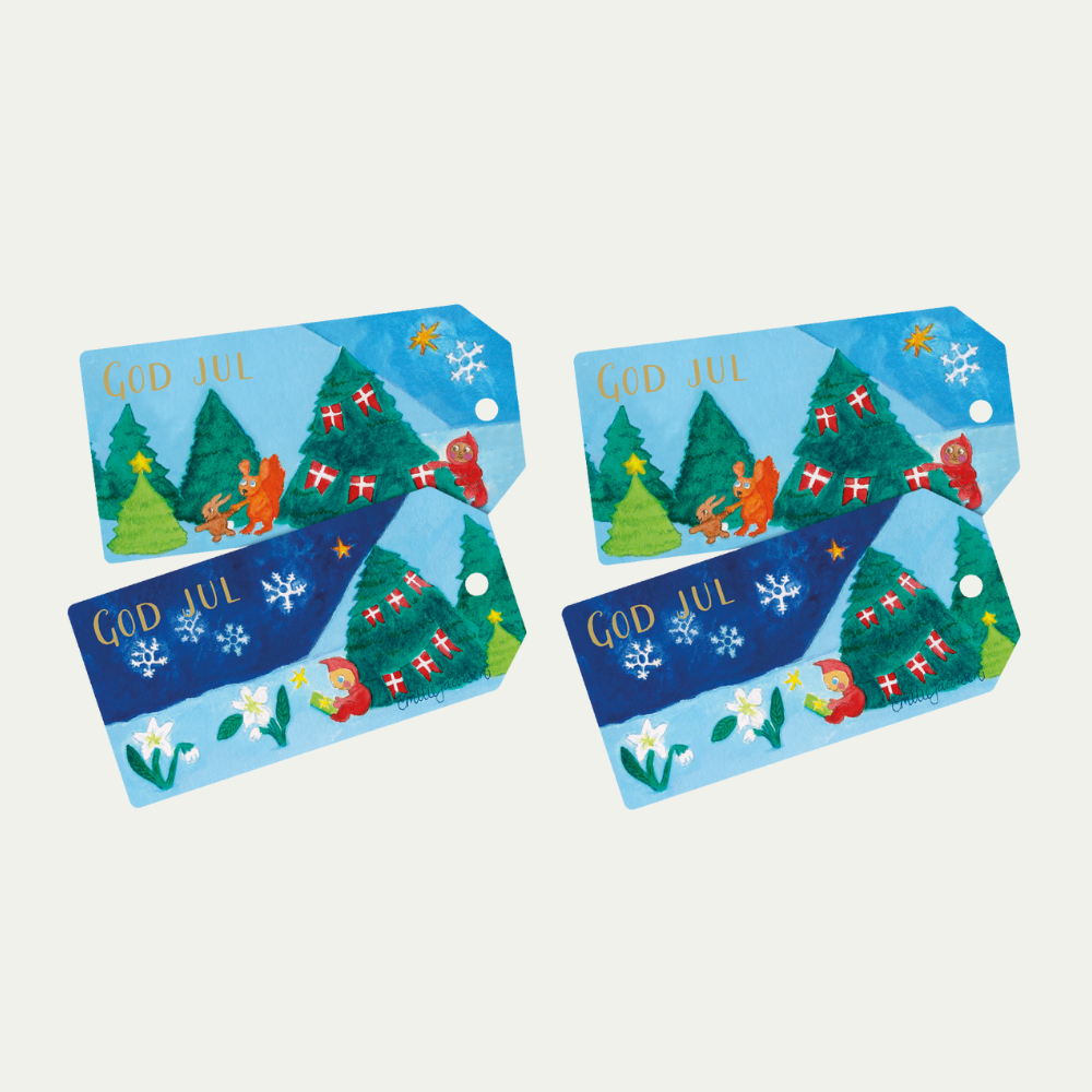 Julemærket 2025 gavemærker. 4 gavemærker i alt, 2 forskellige slags. på begge står der god jul i øverste venstre hjørne. på mærkerne er der bl.a. juletræer, nisser , juleroser
